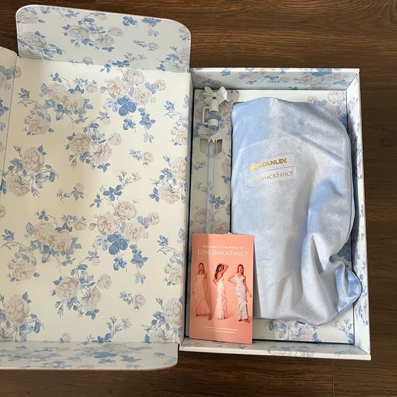 NWT Loveshackfancy Stanley Quencher 40 Oz in EVERBLOOMING ROSETTES - IN HAND - Picture 4 of 4